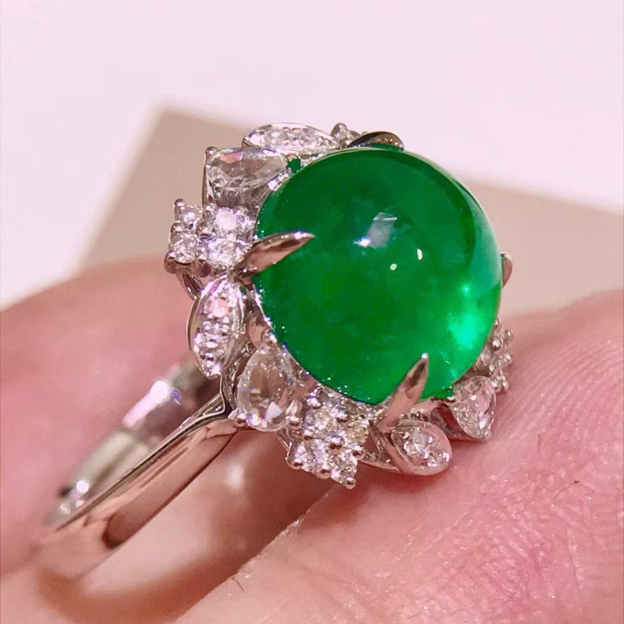 18K gold diamond-set plain emerald ring. The main stone is 4.8 carats. The luster of the gemstone is warm and eye-catching.