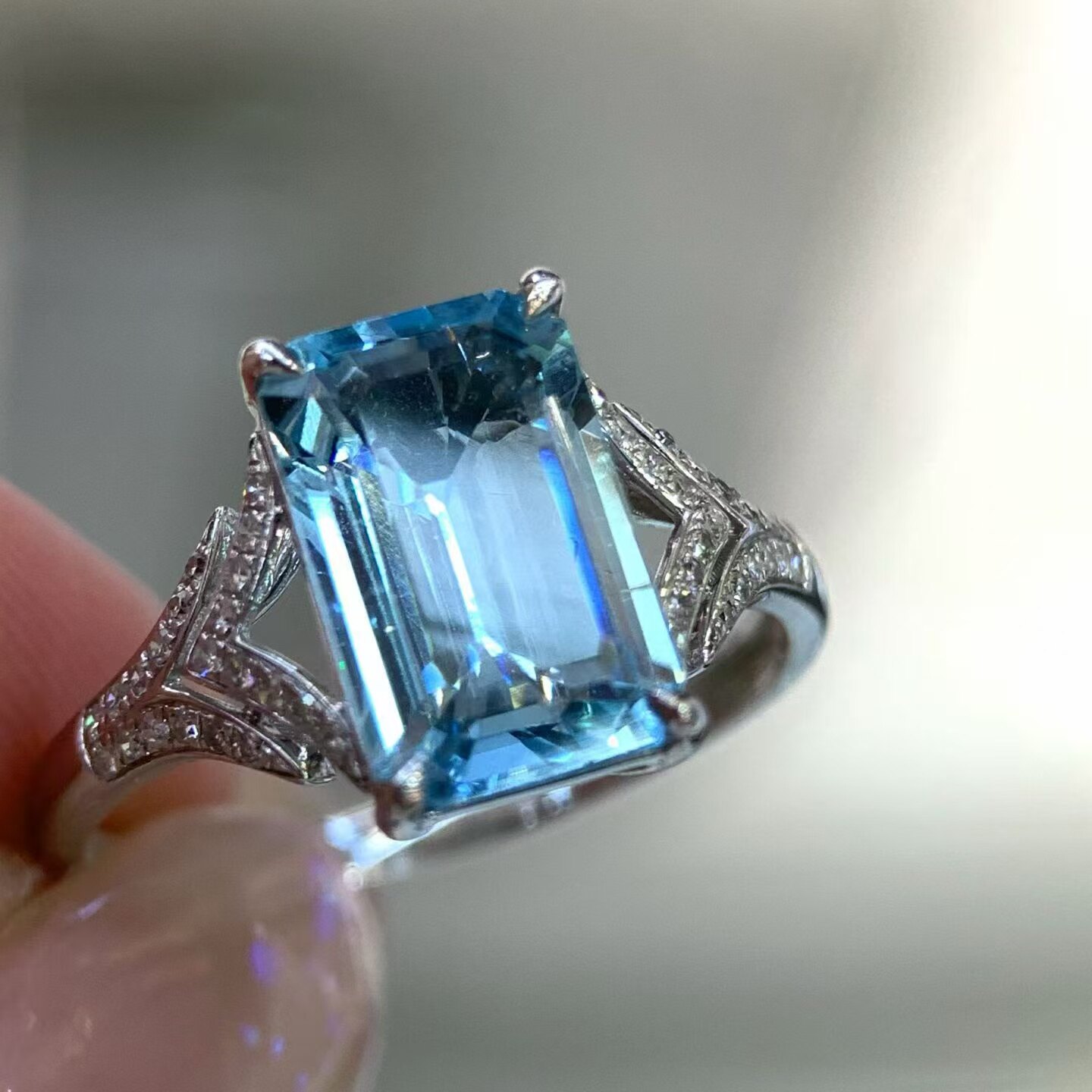 18K diamond inlaid natural aquamarine ring, main stone 2.83 carats, clean glass body, outstanding fire color