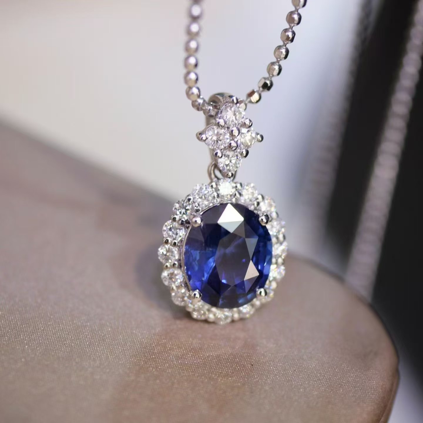18K金钻石镶嵌 缅甸无烧蓝宝石吊坠 主石1.18克拉 优雅百搭款,淘宝优惠券,粉丝福利购,淘宝优惠卷