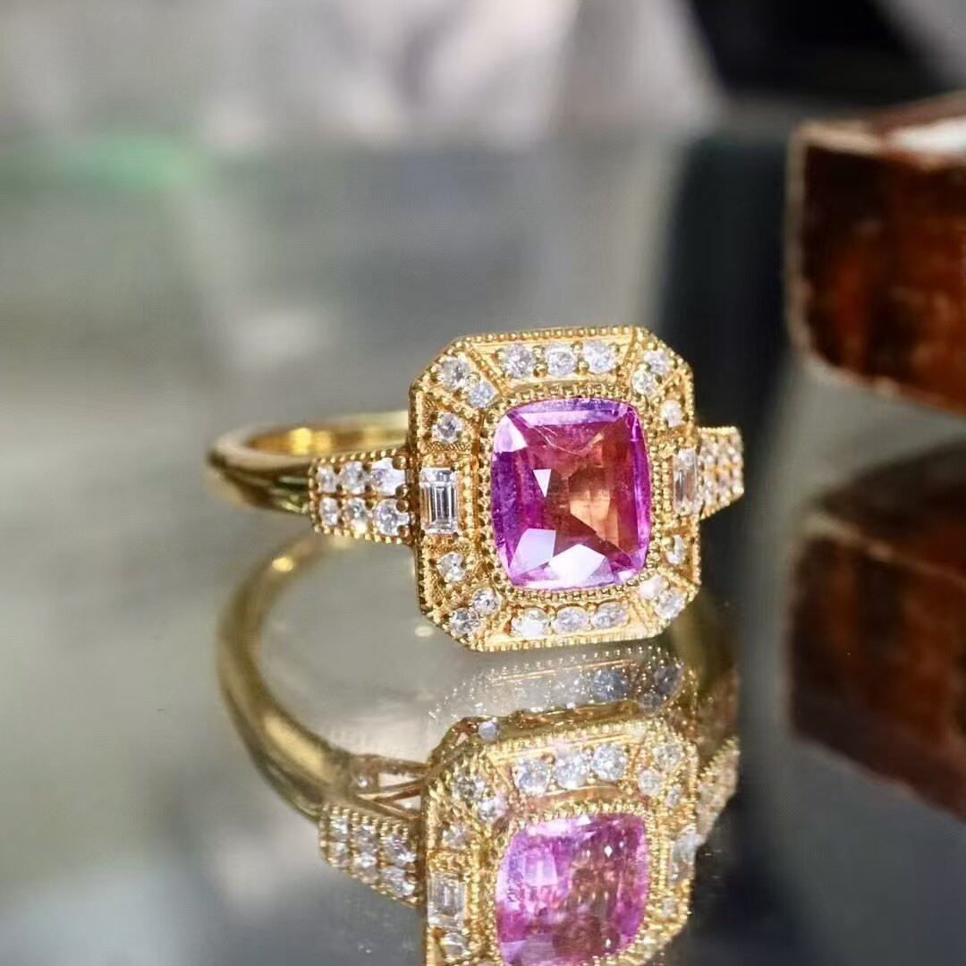 18K gold diamond inlaid natural unfired sapphire ring. The main stone is 1.05 carats. It is full of retro style.