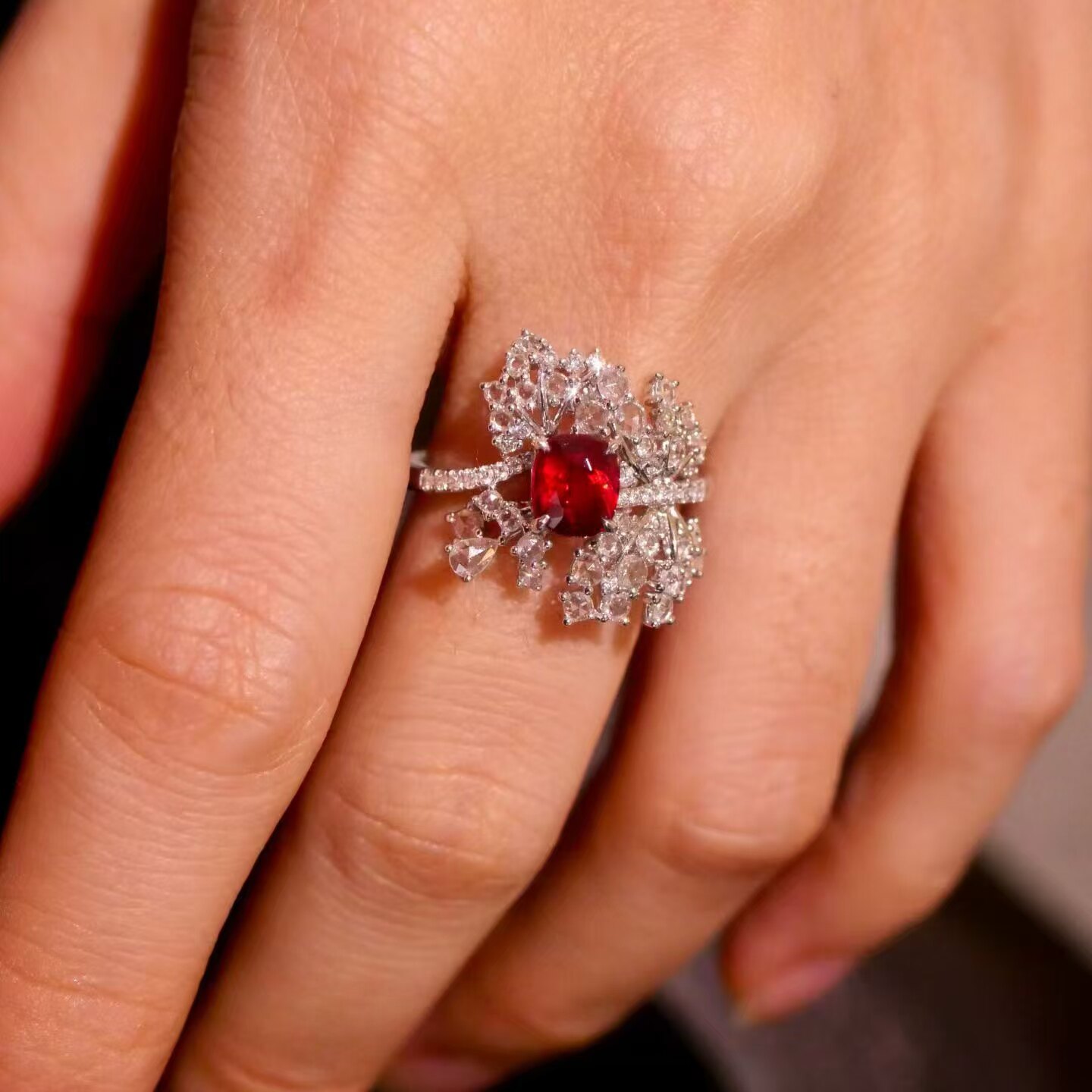 18K diamond inlaid non-fired ruby ring, main stone 1 carat, elegant and irresistible sense of luxury