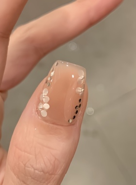 手工穿戴甲红色显白简约短款美甲