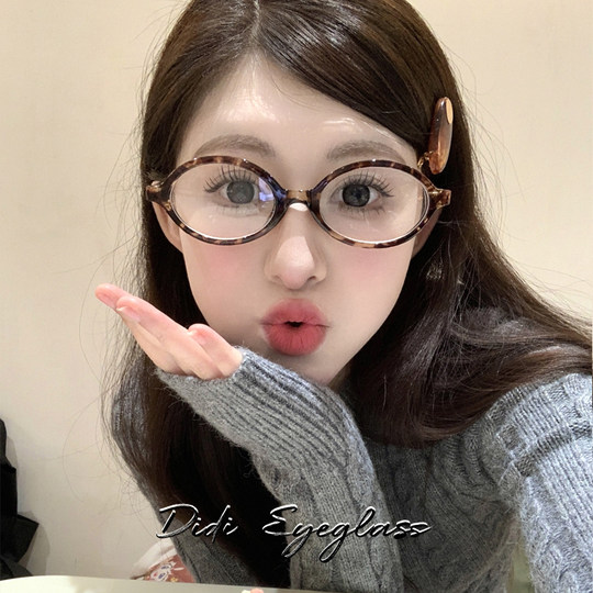 Овалы в узкой оправе для ботаников можно сочетать с оправами очков для близорукости.