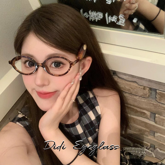 Овалы в узкой оправе для ботаников можно сочетать с оправами очков для близорукости.