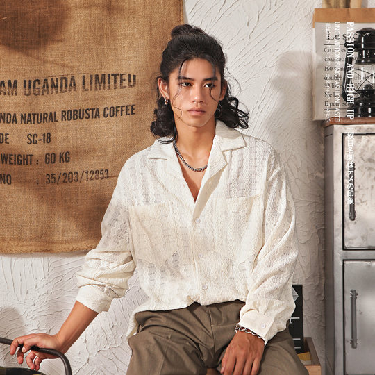 Chemise à manches longues et col cubain creux, design de niche