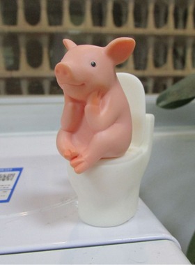 创意可爱搪胶马桶小猪上厕所家居装饰品动物桌面小摆件个性礼物