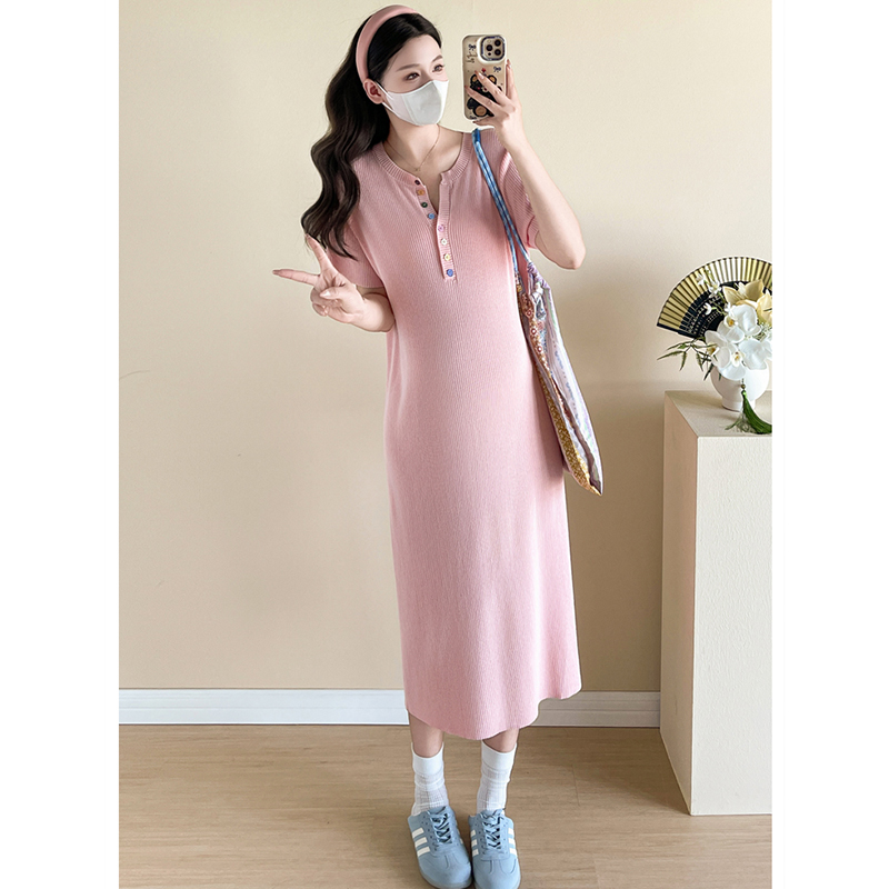 孕妇连衣裙夏季2025新款韩版显瘦粉色针织V领纽扣短袖宽松中长款 - 图0