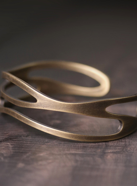 原创镂空宽边铜手镯复古质感简洁个性创新设计手环时尚饰品经典款