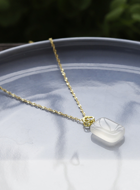 天然白冰玉髓方形无事牌小吊坠