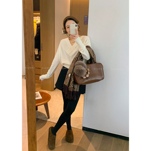 爱情魔鬼鱼 红色设计感长袖V领针织衫女2025冬季新款时尚宽松上衣 - 图1