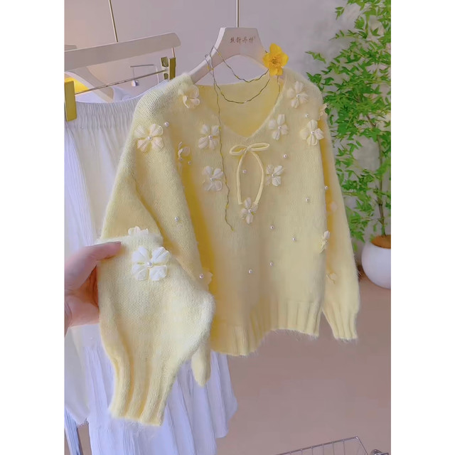 Lazy heavy industry beaded three-dimensional flower sweater for women 2025 autumn and winter new style loose and stylish v-neck pullover sweater