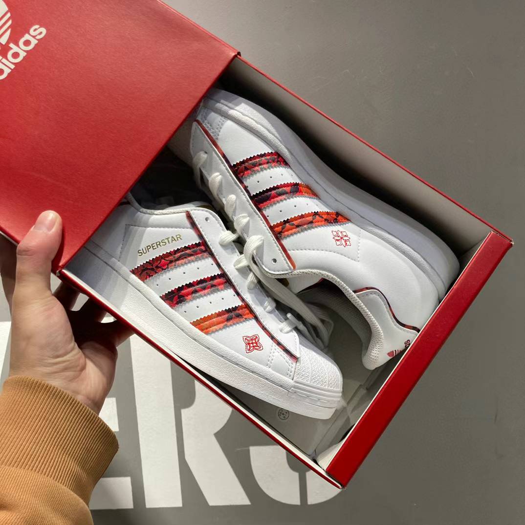 Adidas三叶草 Originals Superstar虎年金标贝壳头运动板鞋GX8839 - 图2