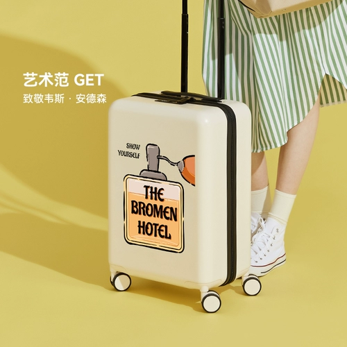 Вместительный и большой универсальный чемодан на колесиках