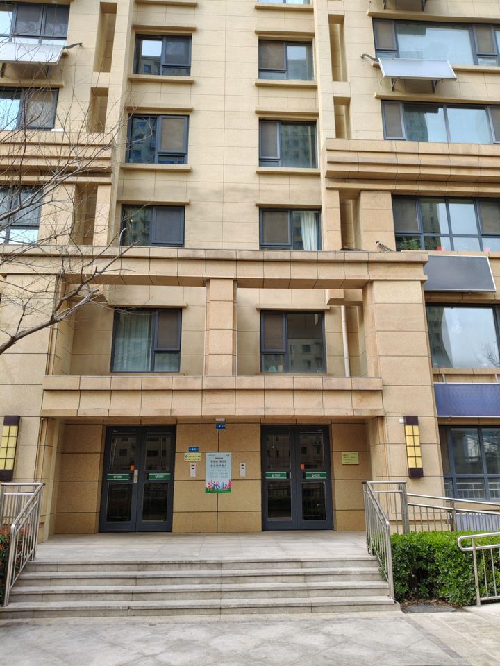 坐落于山东省济南市高新区华盛路299号凤凰国际小区（南区）6号楼101的房产