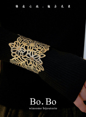 褶皱花朵镂空蛇纹链金属肌理感