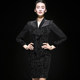 Elegant ແລະຄົນອັບເດດ: hip-hugging velvet ຄໍາແລະເງິນ dress
