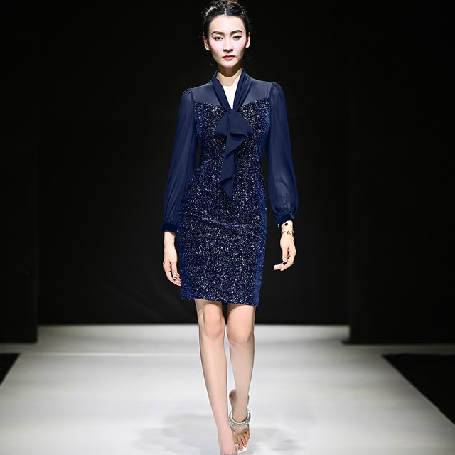 Elegant ແລະຄົນອັບເດດ: hip-hugging velvet ຄໍາແລະເງິນ dress