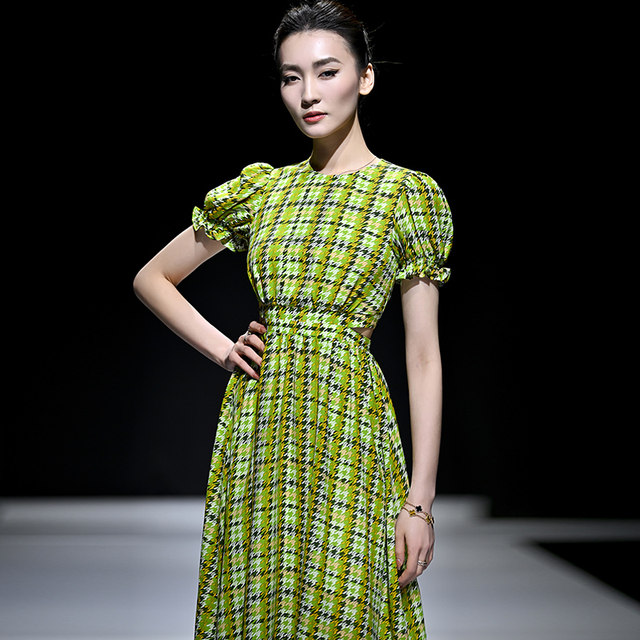 绝色2026夏千鸟格弹力丝印花腰间镂空泡泡袖名媛中长裙女装连衣裙