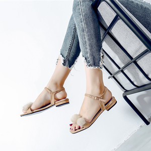 chic粗跟露毛球凉鞋