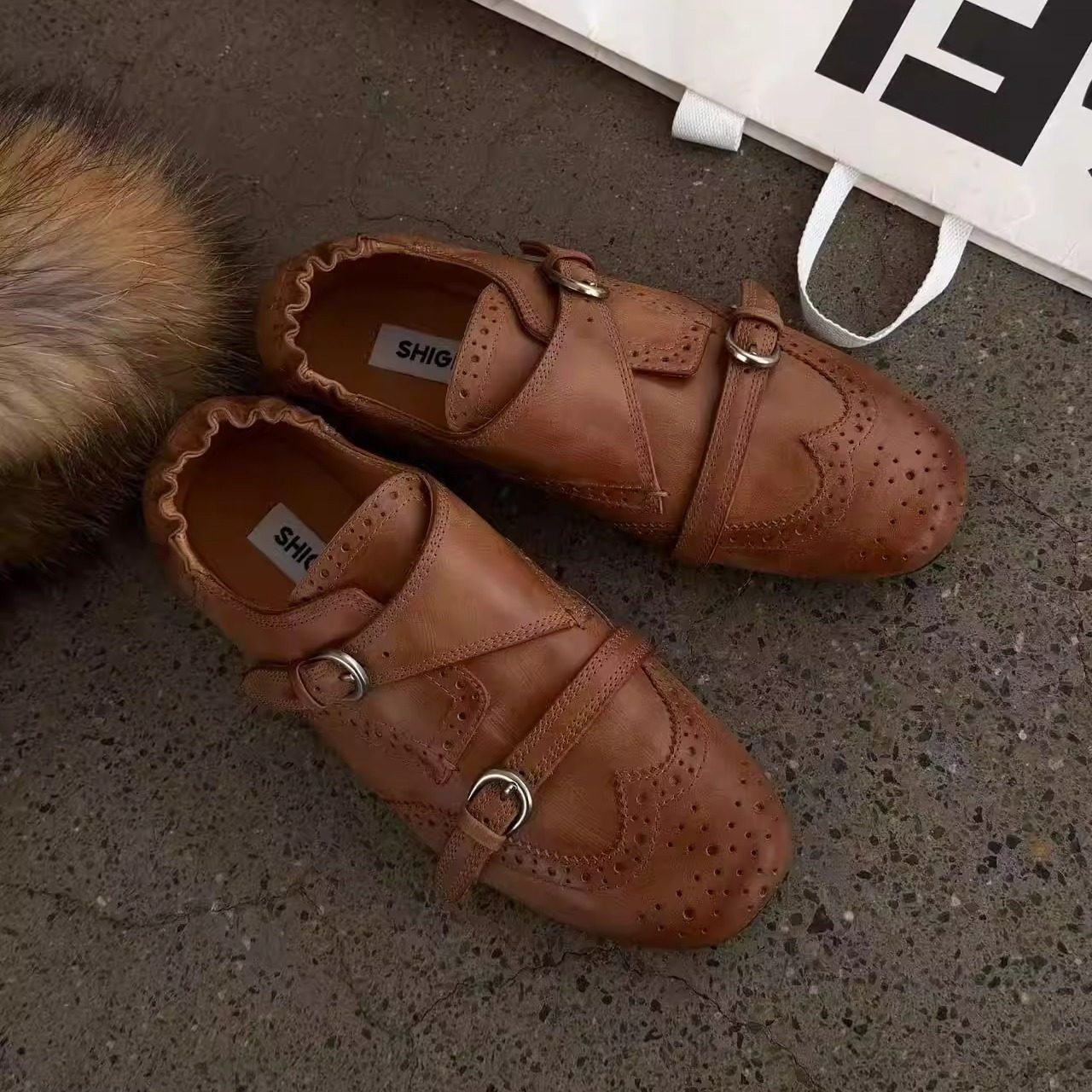 诗歌兰女鞋2026年春新款英伦风皮带扣乐福鞋女雕花平底布洛克皮鞋,淘宝优惠券,粉丝福利购,淘宝优惠卷