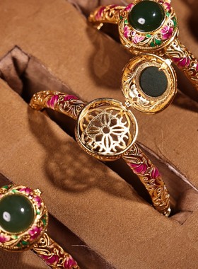 旧藏御藏纯银花丝鎏金镶嵌天然碧玉戒面噶乌盒手镯收藏