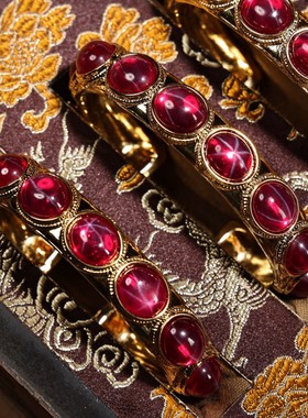 古玩老花丝工艺鎏金镶嵌景泰蓝绿星光宝石手镯一套配老货老漆器箱