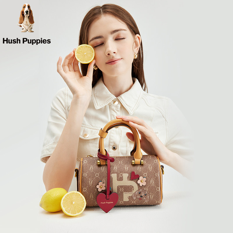 暇步士2023新款爱心印花女波士顿包 暇步士三威女士包袋