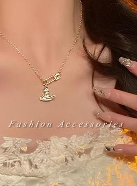 西太后项链女夏季轻奢气质百搭时尚个性锁骨链土星星球别针吊坠