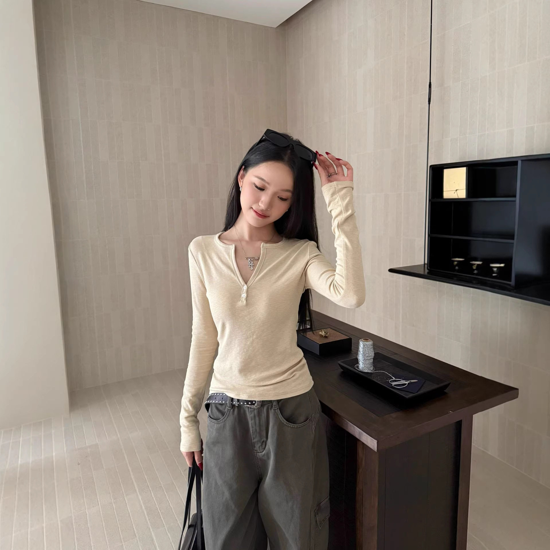 设计款绿色v领长袖t恤女2026新款高级感修身内搭打底衫正肩上衣潮,淘宝优惠券,粉丝福利购,淘宝优惠卷