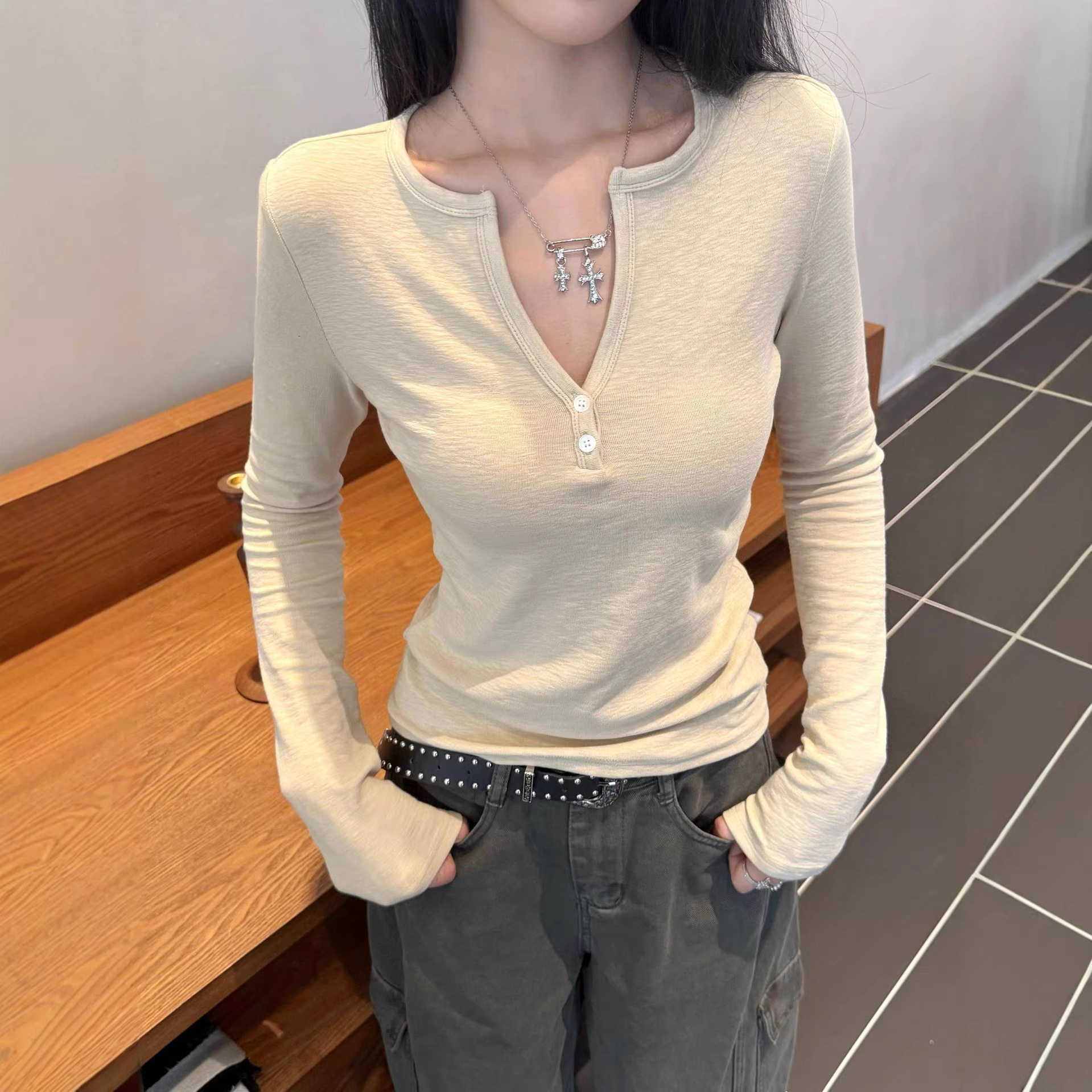 设计款绿色v领长袖t恤女2026新款高级感修身内搭打底衫正肩上衣潮,淘宝优惠券,粉丝福利购,淘宝优惠卷