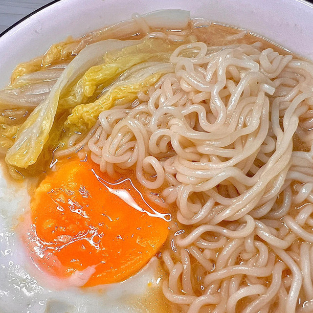 Hong Kong imported Nissin Chumae Yiding sesame oil flavor instant noodles whole box instant noodles boiled noodles 100g*30 bags