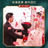 Церемония празднования церемонии свадебной церемонии цветочные цилиндры гости подарки, опрыскиваемые с мягкими лепестками, удерживающими, чтобы открыть