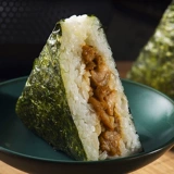 乐肴居 Zhaoyan Chicken Triangle Rice Troupe Sea Moss Moss Moss Moss Still -Breakfast на завтрак, полупрофильный рисовый бургер