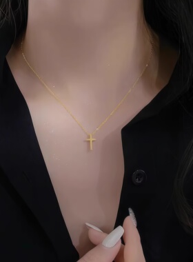 十字架项链女2026新款金色吊坠高级感锁骨链小众钛钢简约小巧颈链