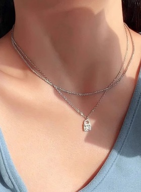 浪漫寓意同心锁项链甜蜜爱情象征精致锁形设计线条流畅挂于颈间