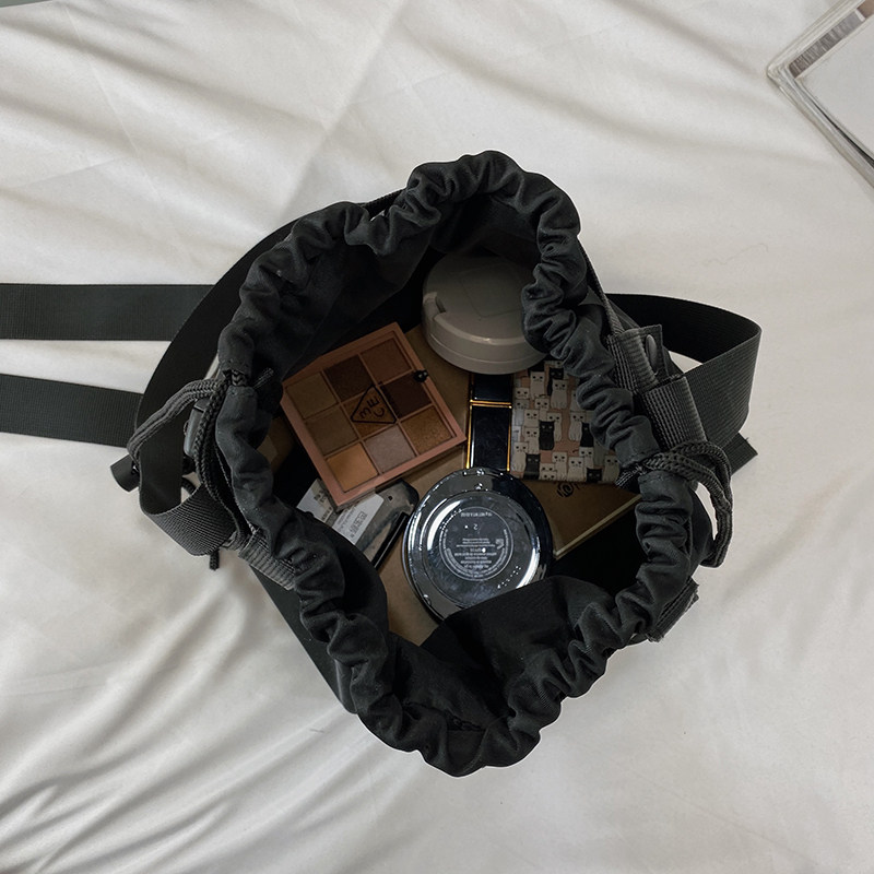 男士尼龙休闲日系男生轻便单肩包 龙帛男士包袋