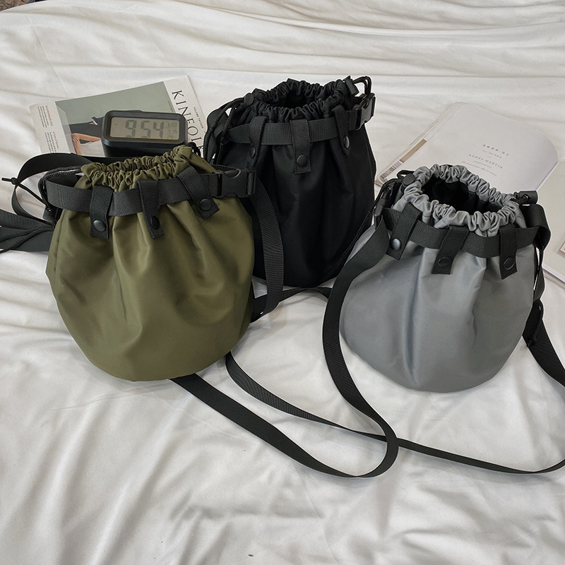 男士尼龙休闲日系男生轻便单肩包 龙帛男士包袋