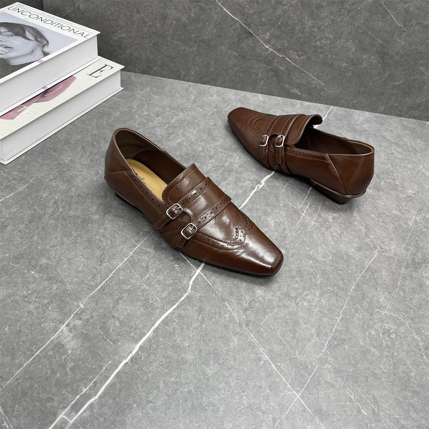 小方头时尚女单鞋2026春季新款英伦风低跟布洛克皮带扣深口单鞋女,淘宝优惠券,粉丝福利购,淘宝优惠卷