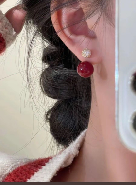 一款两戴安克拉红色珍珠耳环女