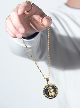 钛钢中国有嘻哈风圆牌镶钻吊坠