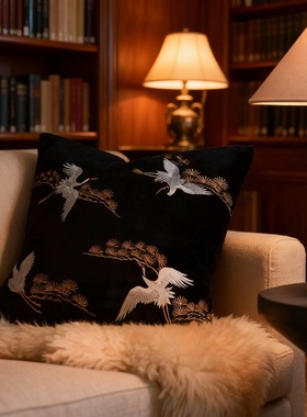 新中式仙鹤刺绣黑色丝绒抱枕