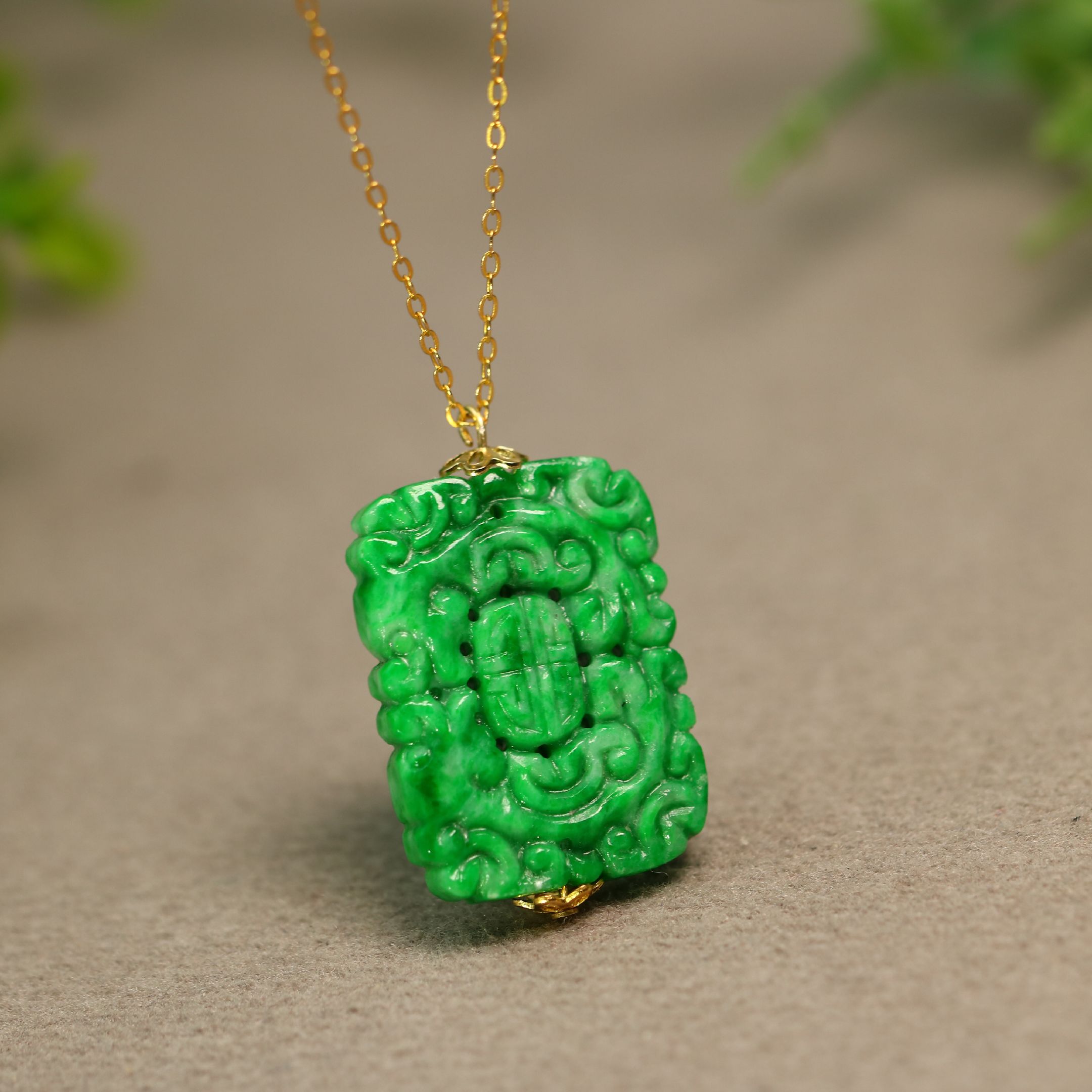 #C945满色辣绿天然A货翡翠方牌吊坠 镂空双龙捧寿方形锁骨链挂坠 - 图0