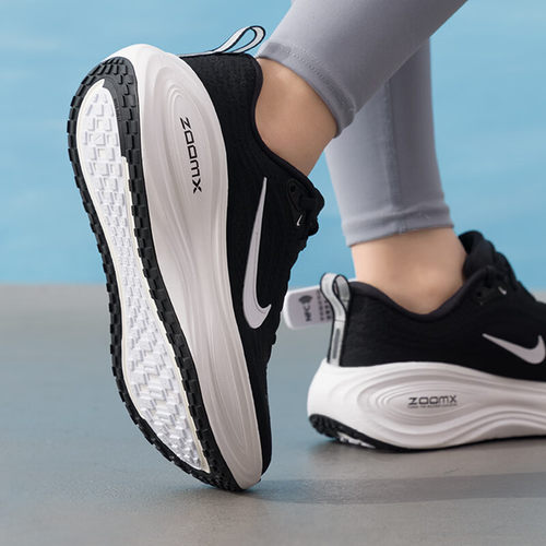 NIKE耐克女子VOMERO PLUS迈柔公路运动训练跑步鞋HV8154-002 - 图3