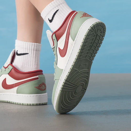 NIKE耐克男大童AIR JORDAN 1低帮复古运动鞋篮球鞋553560-133