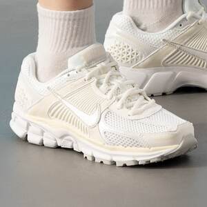 NIKE耐克女子ZOOM VOMERO 5迈柔复古跑鞋风运动鞋IB8929-100