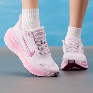 滔搏丨NIKE耐克女子VOMERO PLUS缓震运动训练跑步鞋HV8154-504