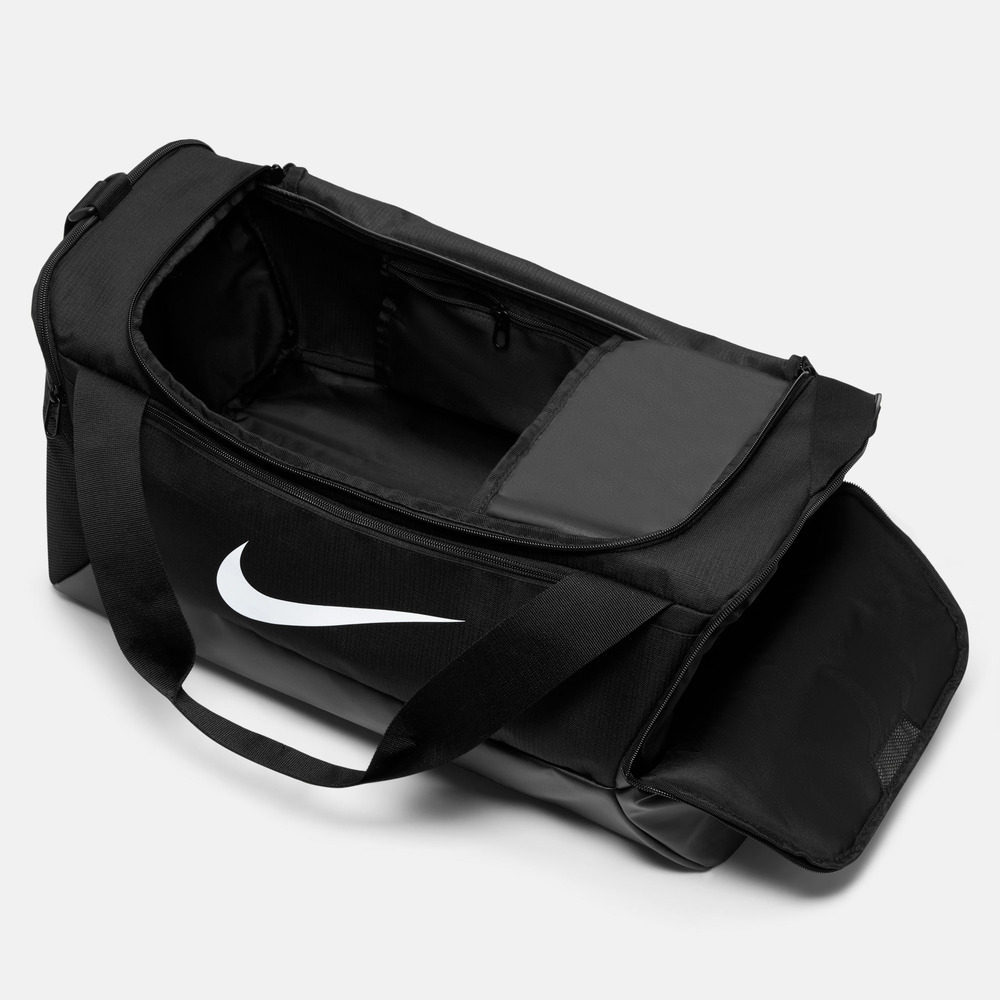 Lin Yilun carrying bag Nike sports fitness