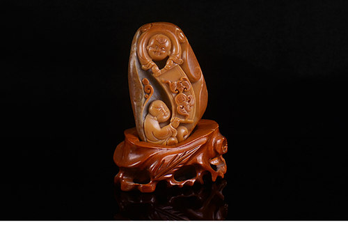 玉奴/新疆阿勒泰天然金丝玉/黄色泥石沙漠漆/童子纳福/籽料小摆件 - 图0