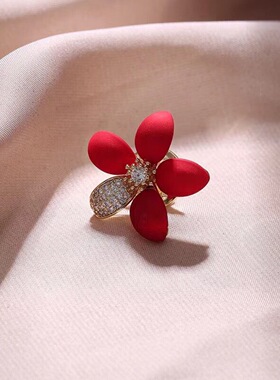 幸运花瓣红色小胸针领口徽章固定防走光配饰轻奢胸花防走光胸针
