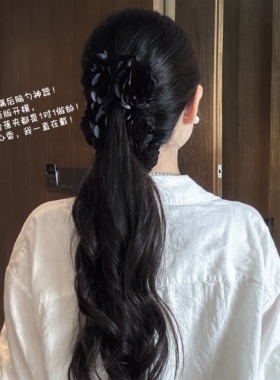 易梦玲慵懒氛围感黑色花朵香蕉夹